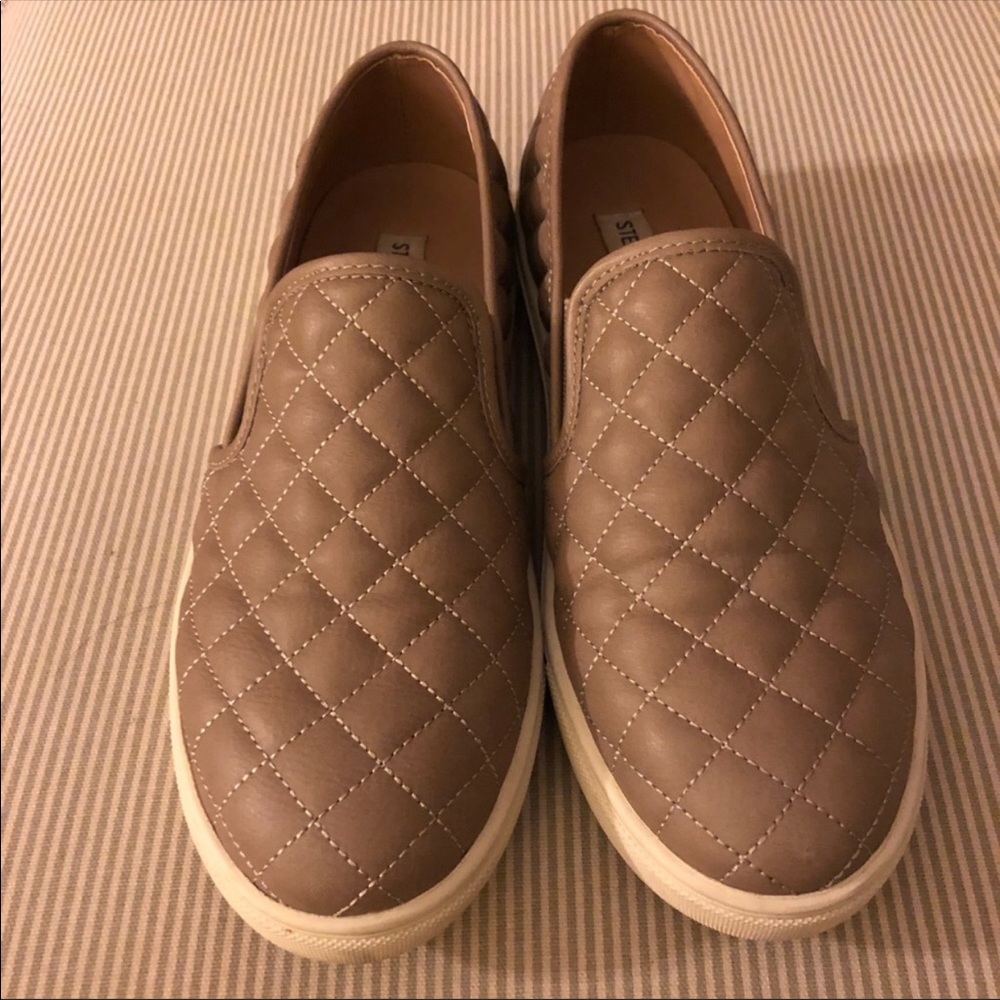 Steve Madden Ecentrcq slide on in Grey. Size 9.